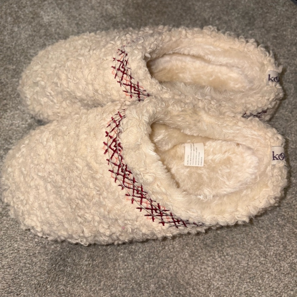 Kooba Cozy Cream Slippers with Red Accents size XL